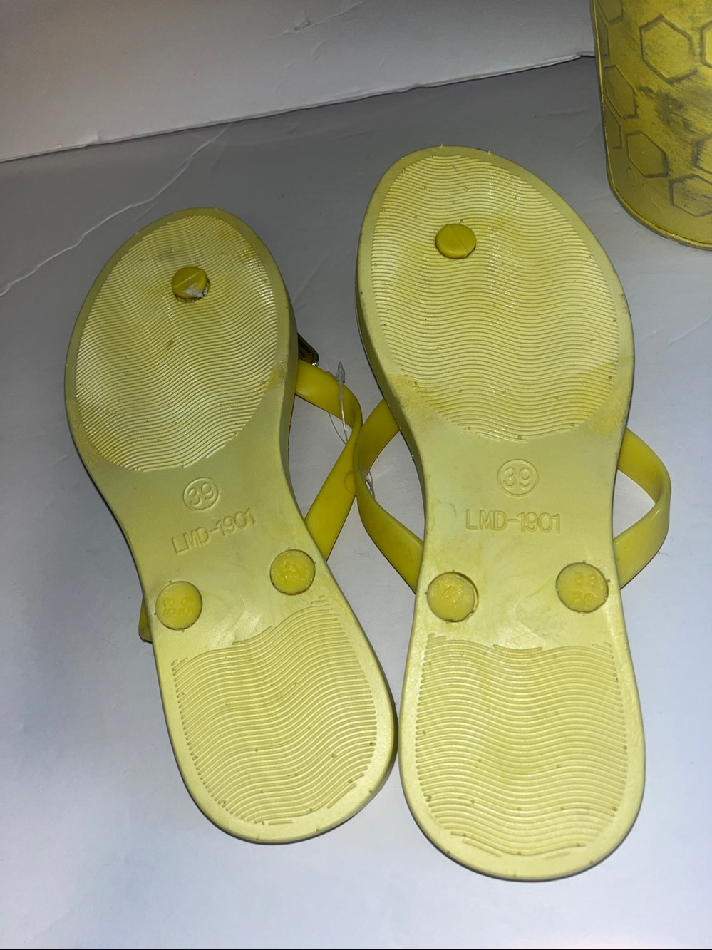 Nwt yellow spring bee bundle gold bow flip flops &wood sign βBee Sweet&Bumbleβ - Picture 6 of 16